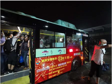 暴雨無(wú)情 公交有愛(ài) ——風(fēng)雨中的堅(jiān)守，因?yàn)槲覀兪枪蝗? width=